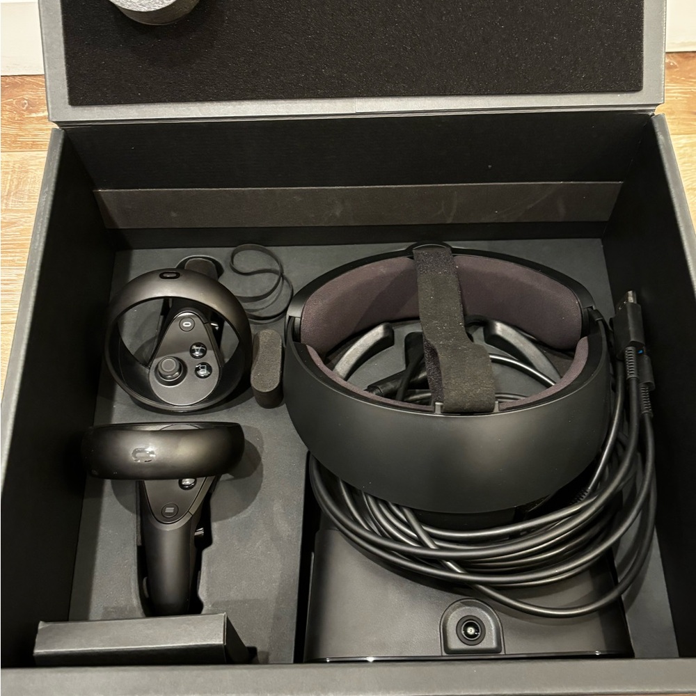 Oculus Rift S VR Headset - Black and Blue Accents - Picture 4 of 6
